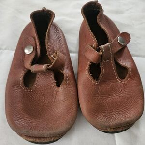 Duchess & Fox brown t straps size 8